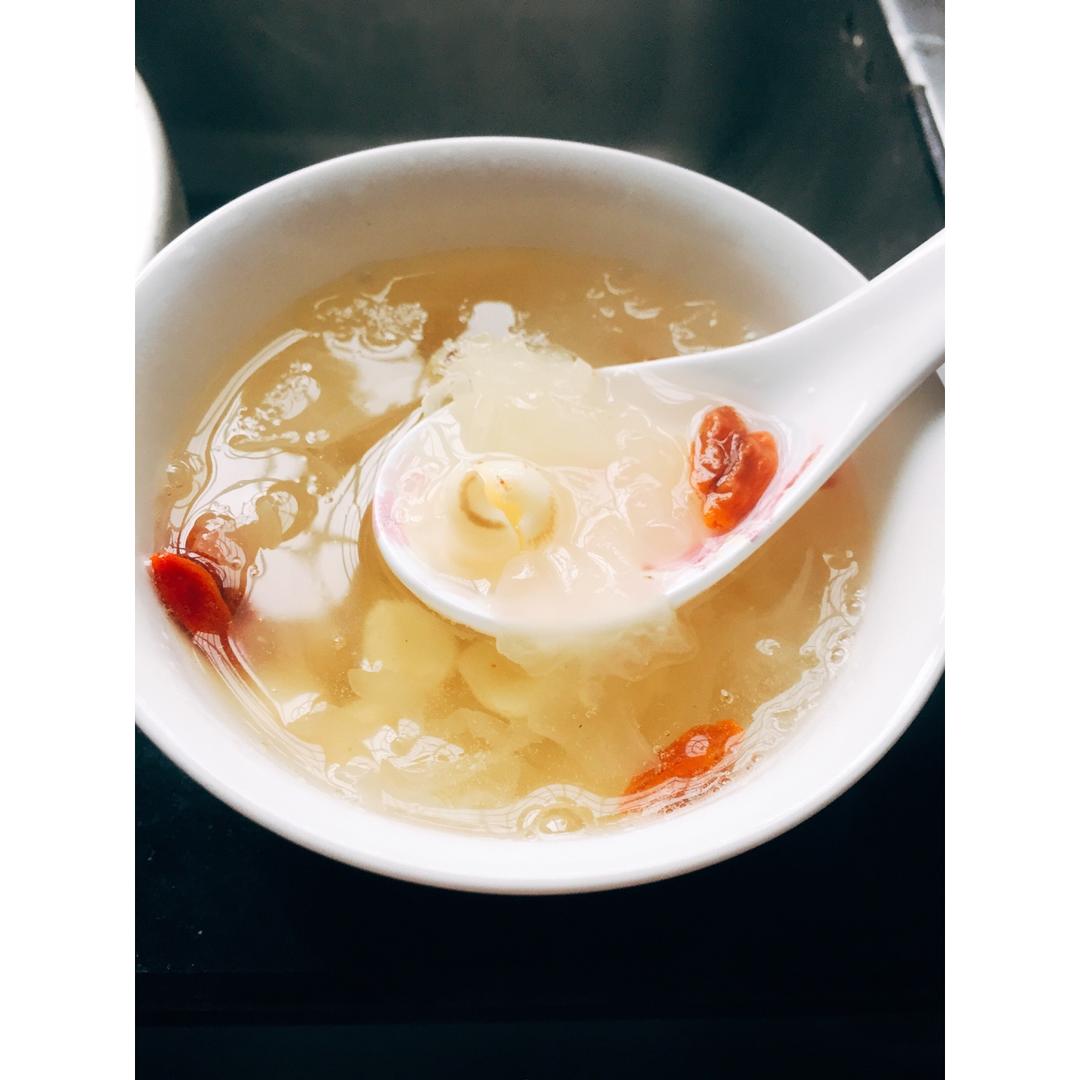 银耳莲子羹
