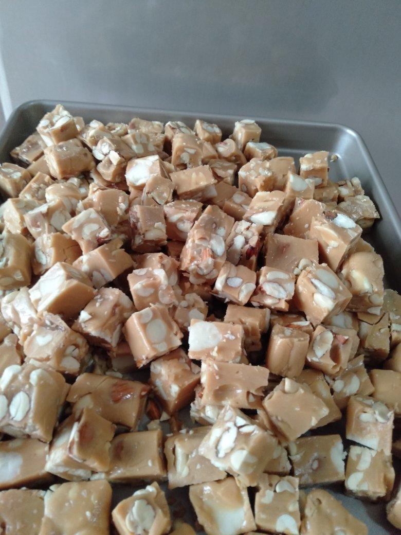 超级香酥脆的“焦糖海盐杏仁太妃糖”