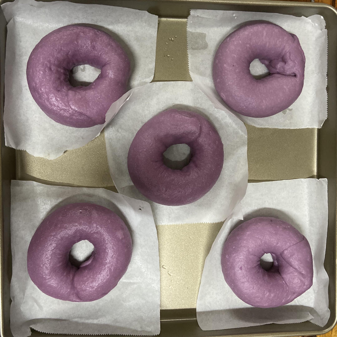 两种不同做法的紫薯贝果