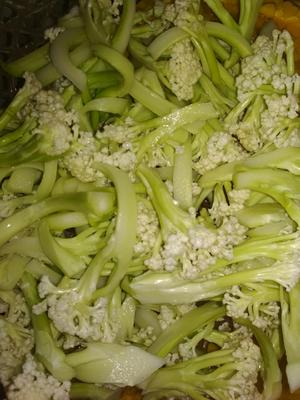 腊肠干煸白花菜的做法 步骤2
