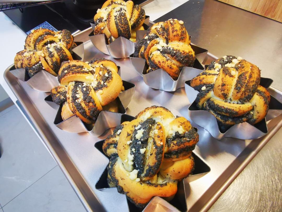 料多多系列--黑芝麻奶酥小吐司