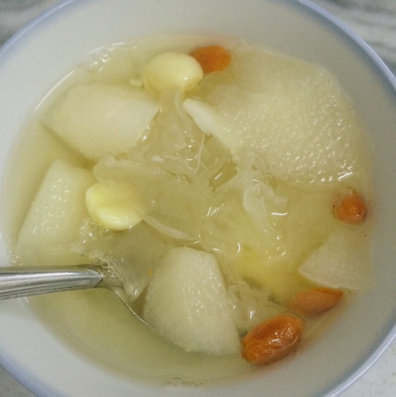 滋阴润肺，养胃生津“冰糖雪梨银耳羹”