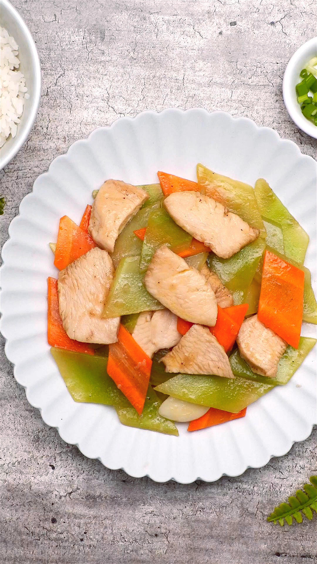 莴笋胡萝卜溜鸡片的做法