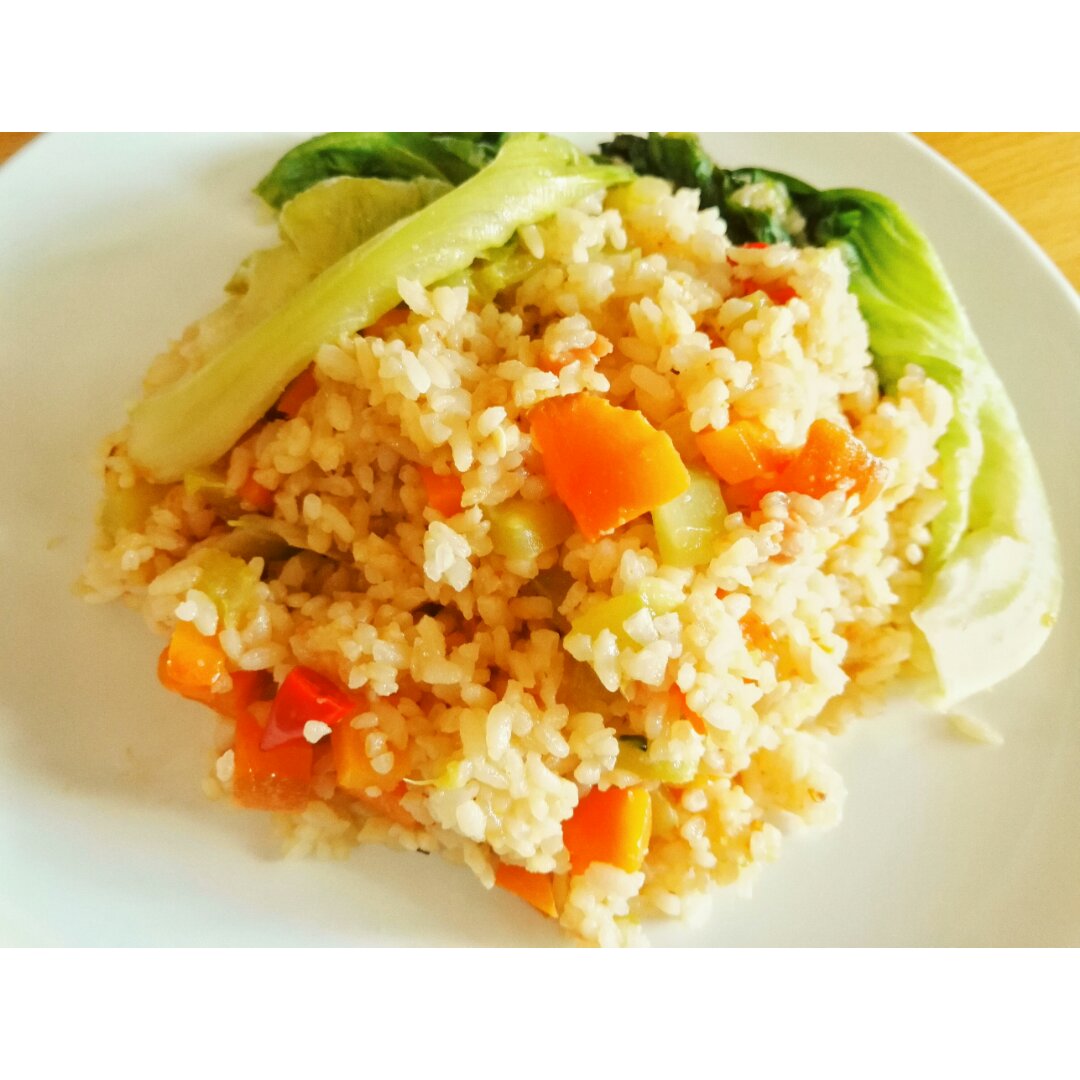 黄瓜胡萝卜炒饭