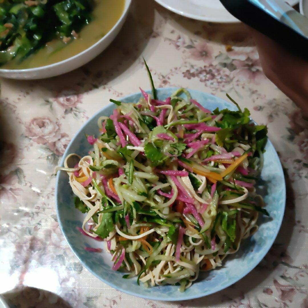 超快手的凉拌千张黄瓜胡萝卜丝