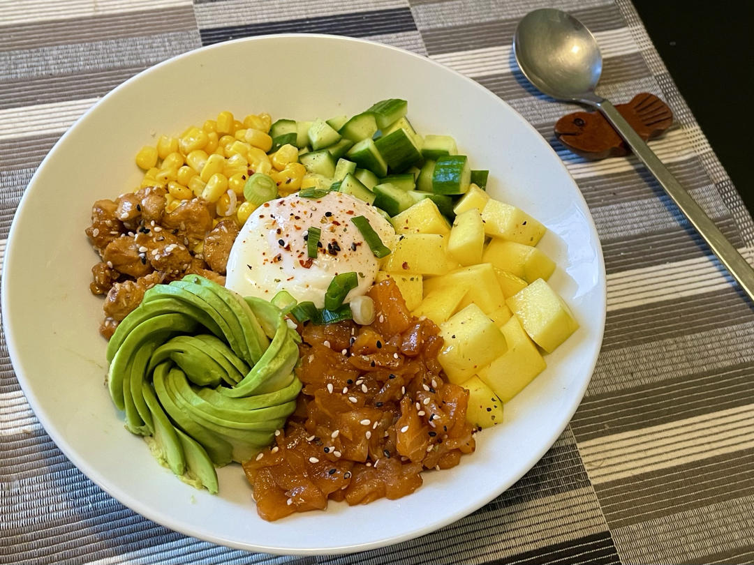 三文鱼牛油果盖饭，风靡夏威夷的Poke拌饭