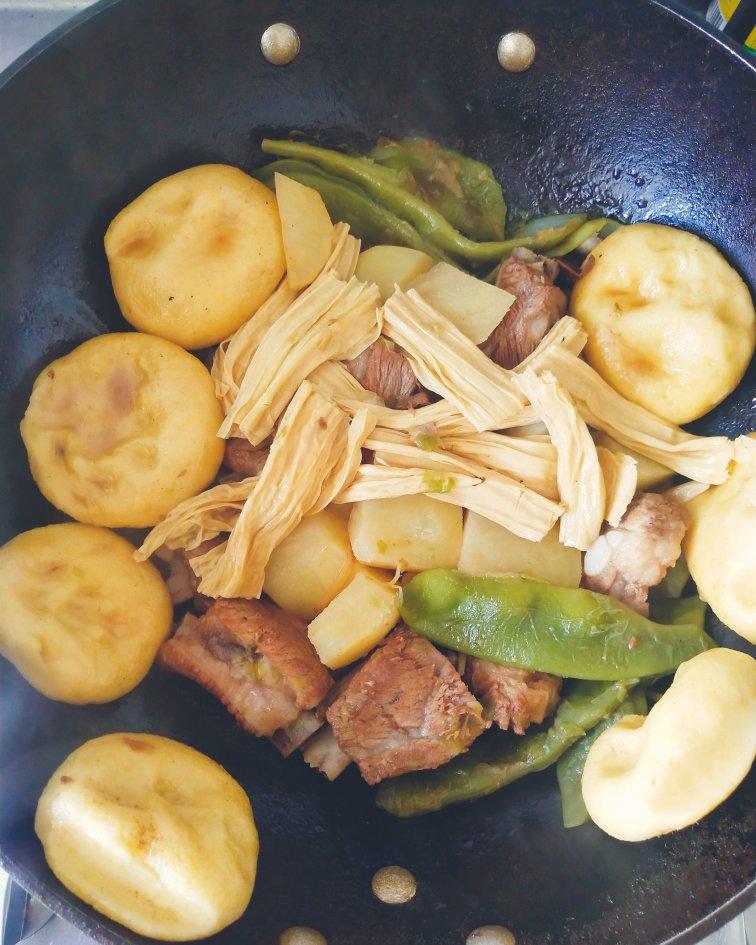 好吃的排骨豆角焖发面卷子