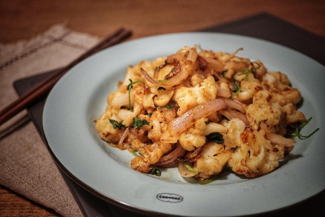 花椰菜与紫洋葱的香菜满点沙拉