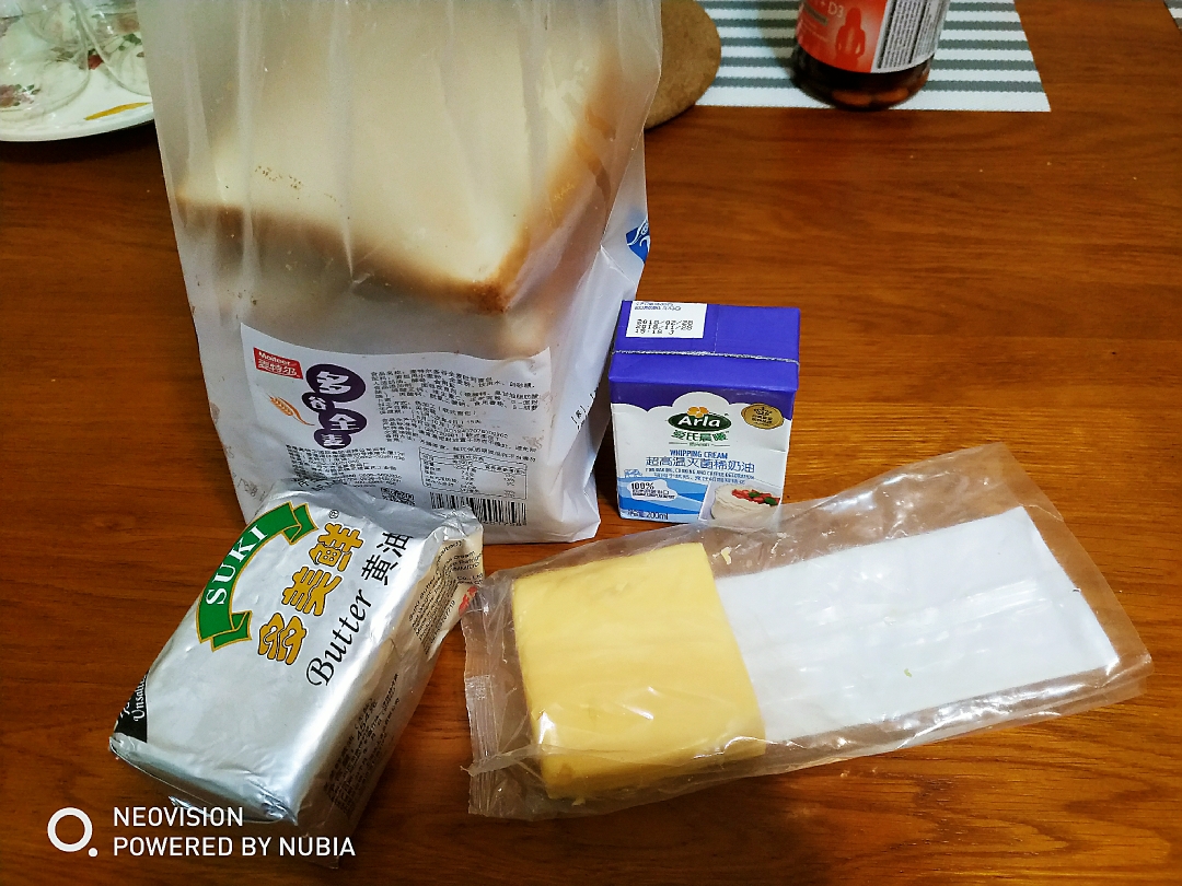 最简单快手随性又好吃的岩烧乳酪面包片的做法 步骤1