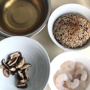 香菇虾仁三色藜麦糙米粥的做法 步骤2