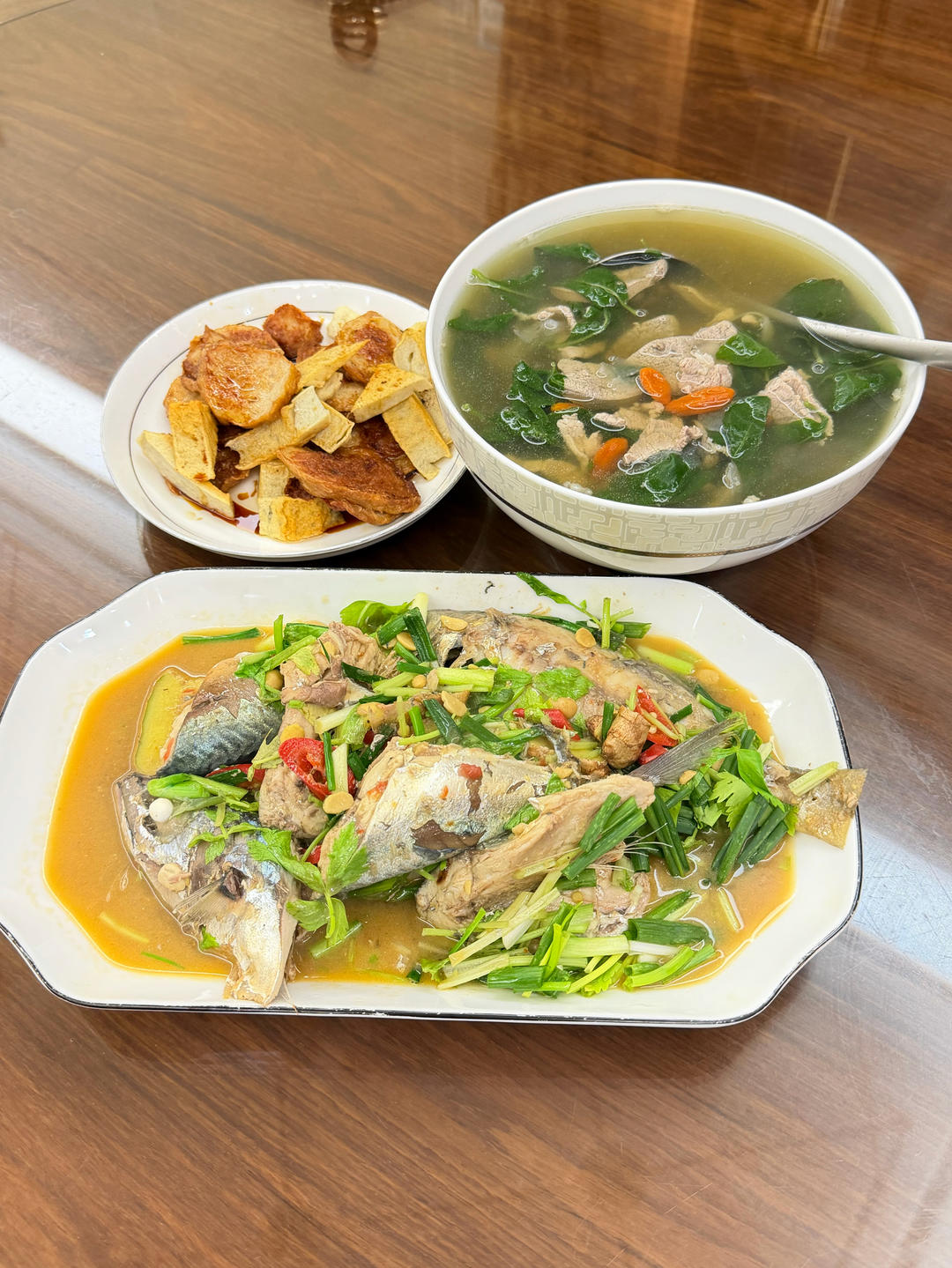 枸杞叶猪肝瘦肉汤，肉卷，花仙门豆酱