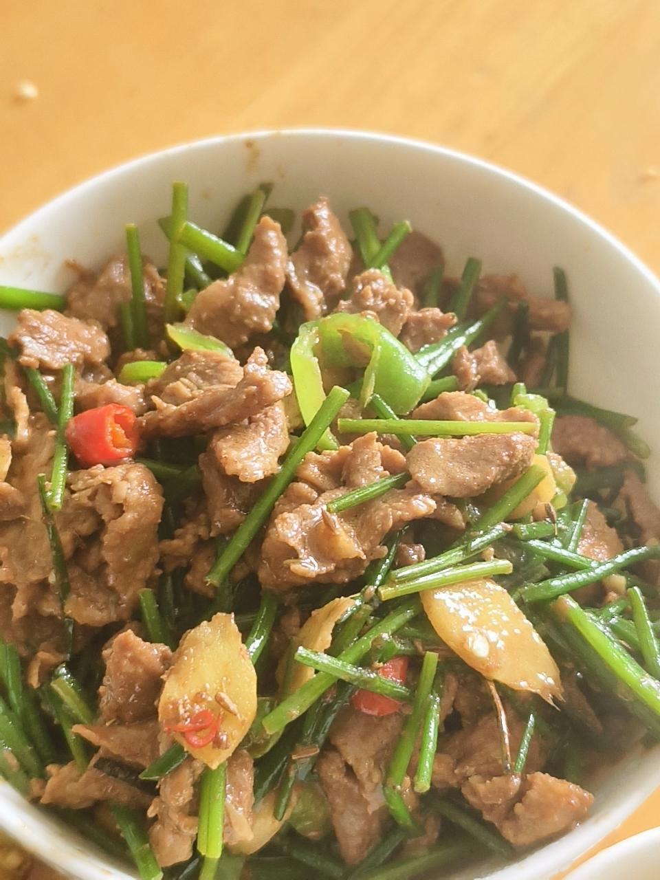 韭菜花炒牛肉丝春天餐桌不可少的一道菜