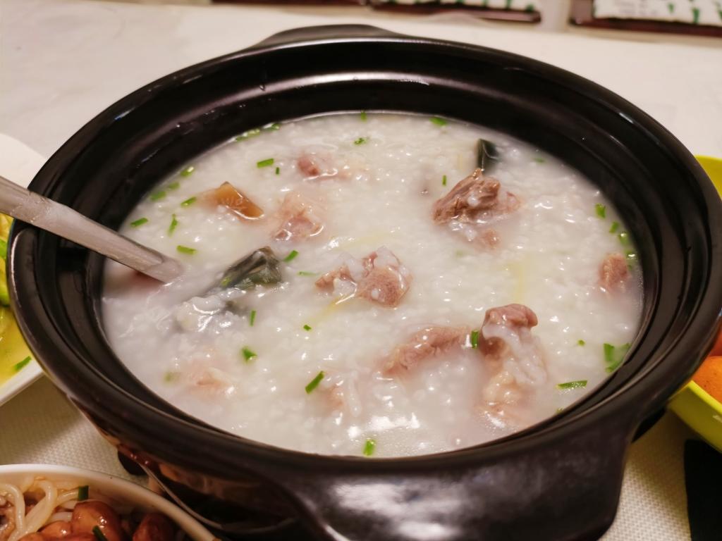 咸骨皮蛋粥的做法