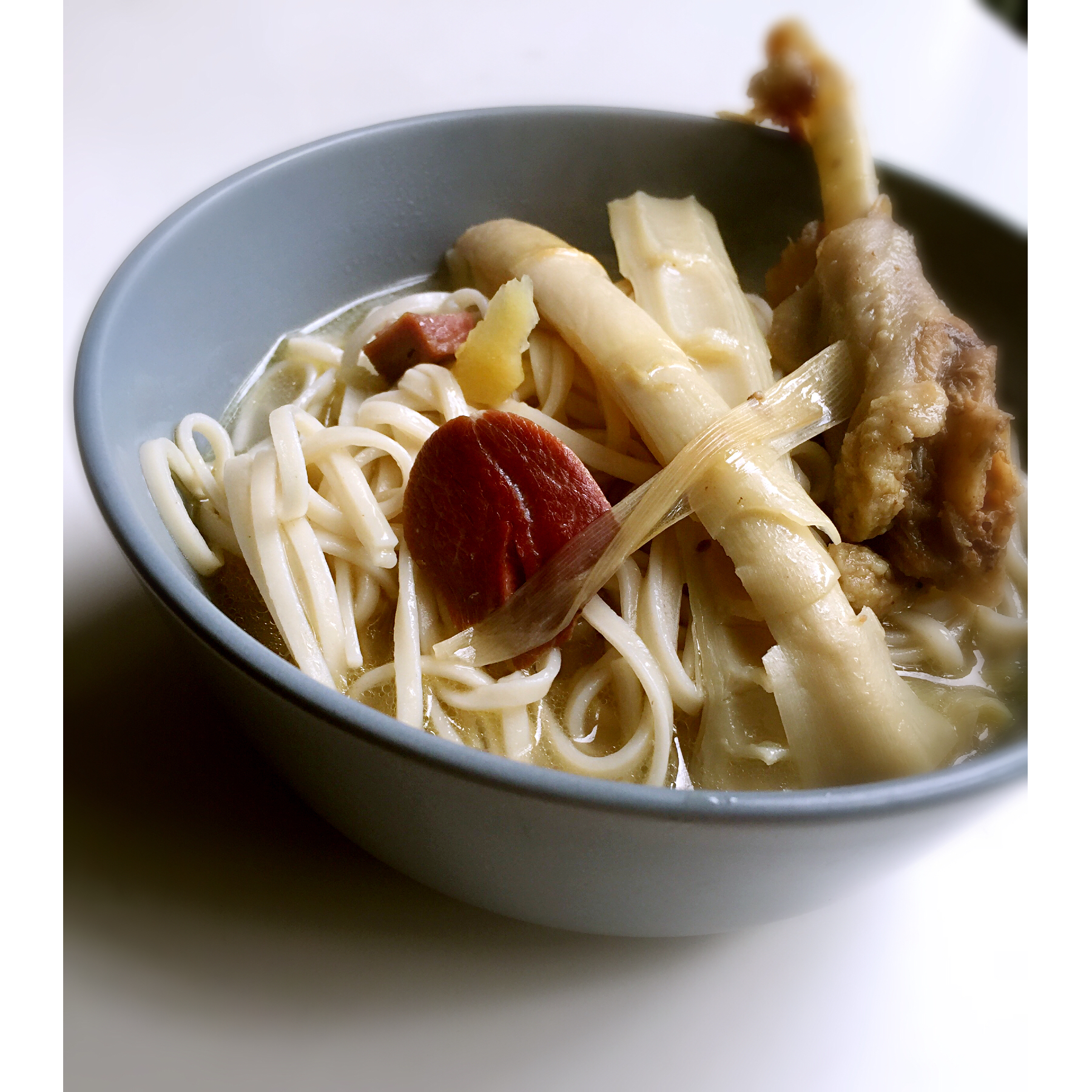 鸭腿汤面