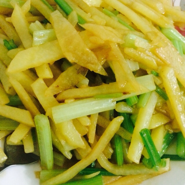 土豆炒芹菜