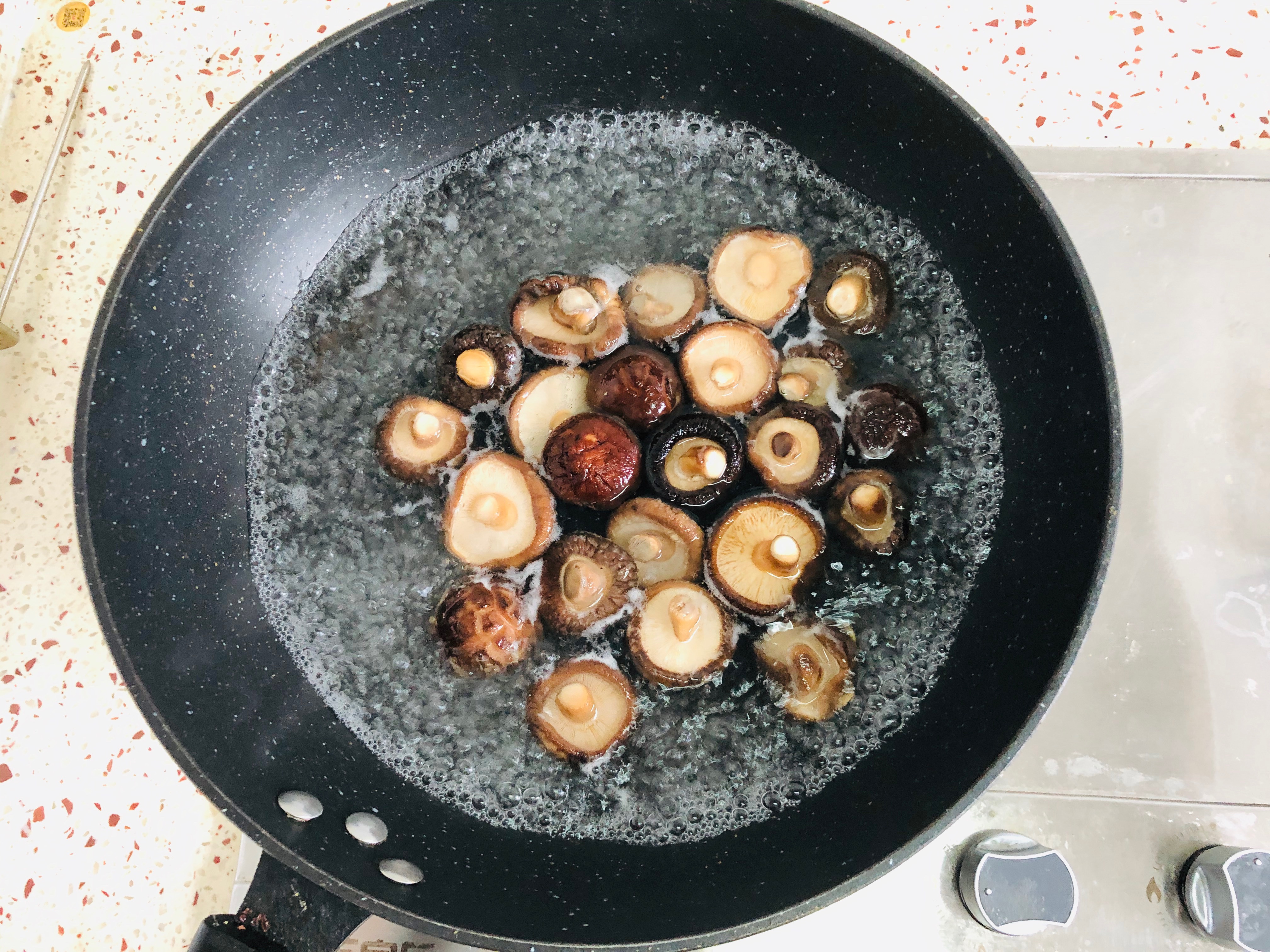 家常的香菇菜心简单这样做，孩子顿顿吃光盘的做法 步骤2