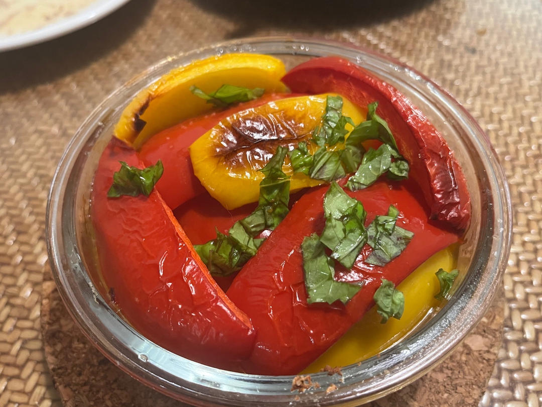 意大利黑帮家族的蒜香罗勒烤甜椒