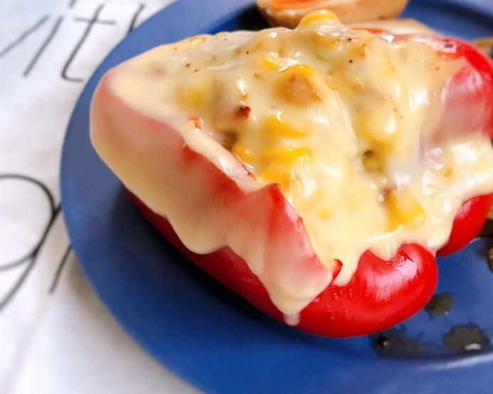 烤彩椒金枪鱼玉米芝士碗（Bell Pepper Tuna Melts）的做法