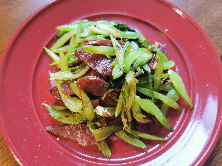 腊肠炒芹菜