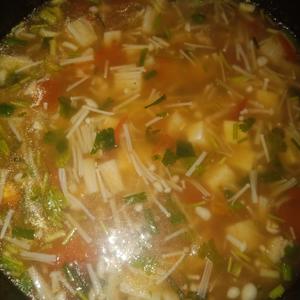 超级简单的西红柿金针菇豆腐汤的做法 步骤10