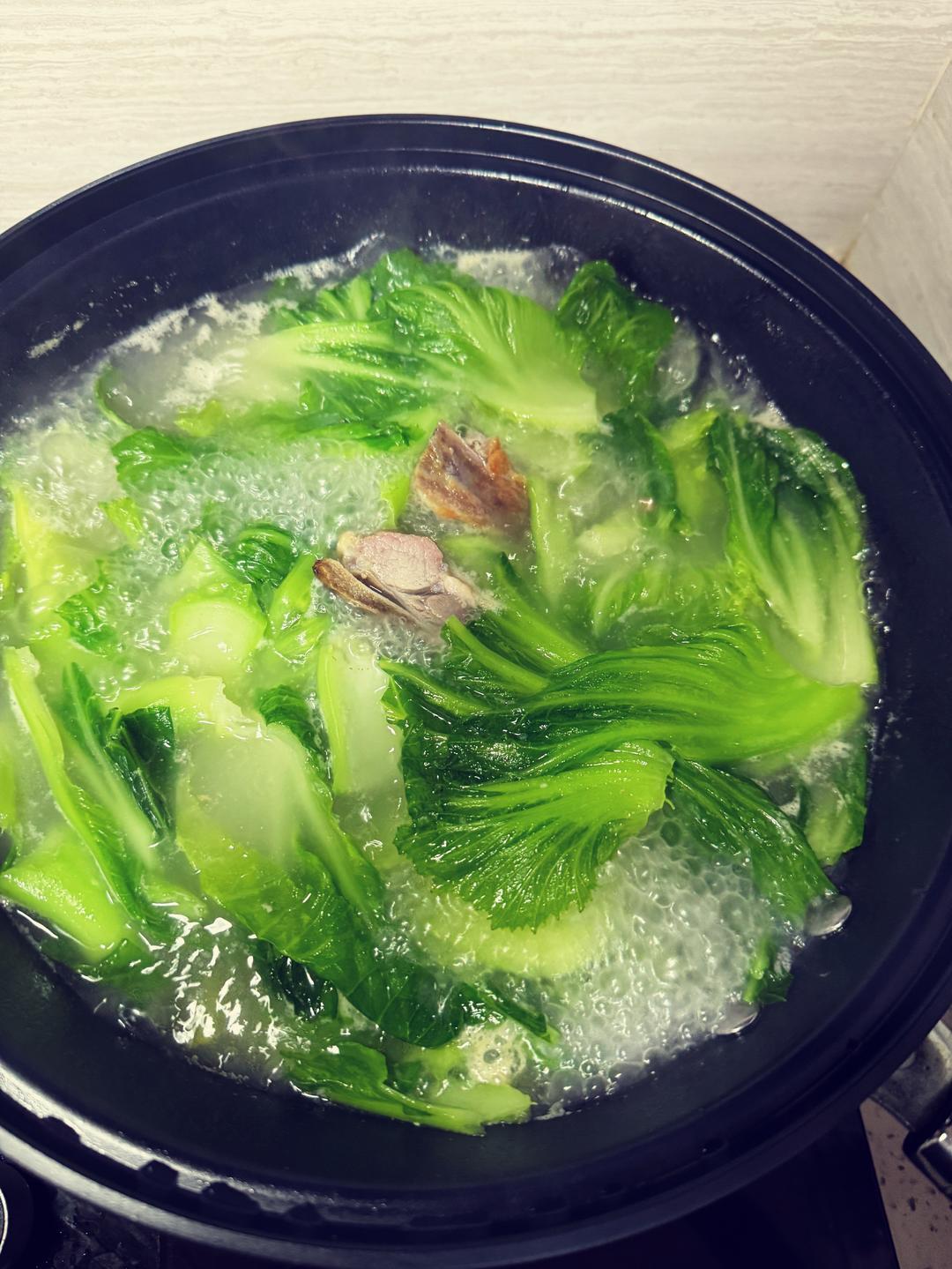 超简单的芥菜烧骨汤（下火）的做法