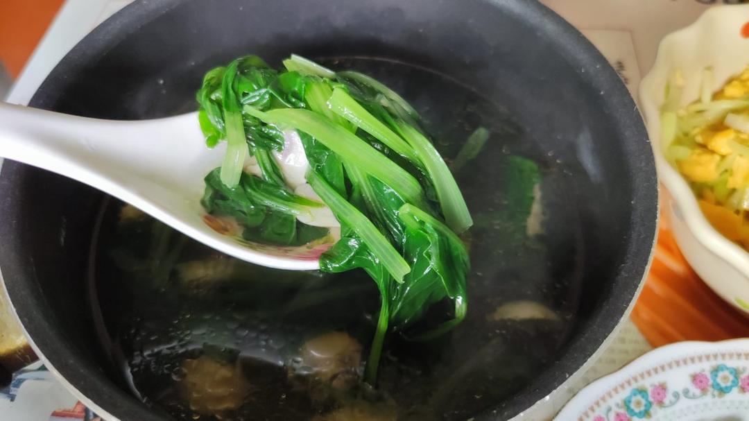 鸡毛菜蘑菇汤