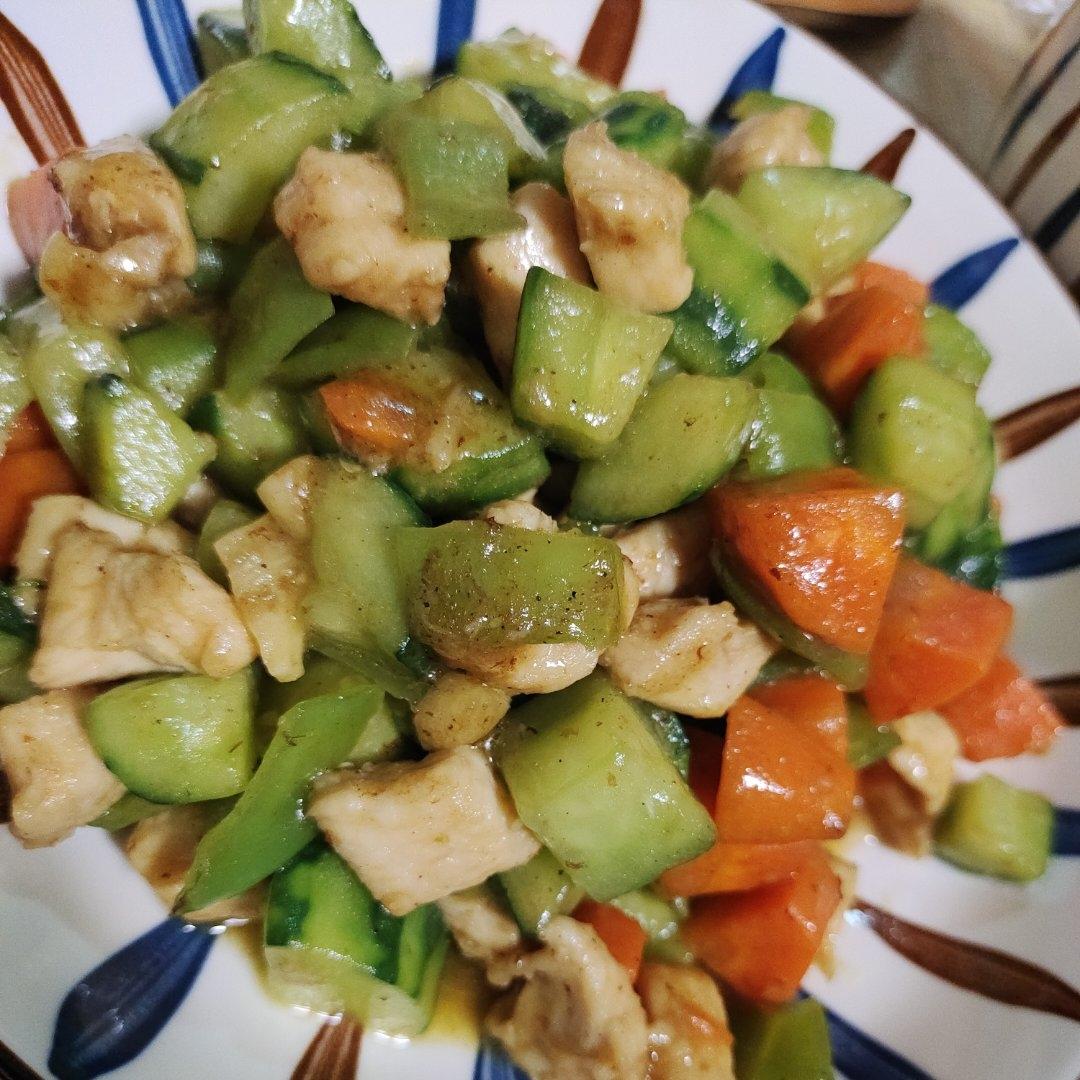 清爽好吃！低脂美味～黄瓜炒鸡胸肉丁