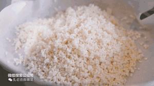 糯米白如雪，红糖豆粉不可少，今日“小雪”就吃它喽——红糖糍粑的做法 步骤2