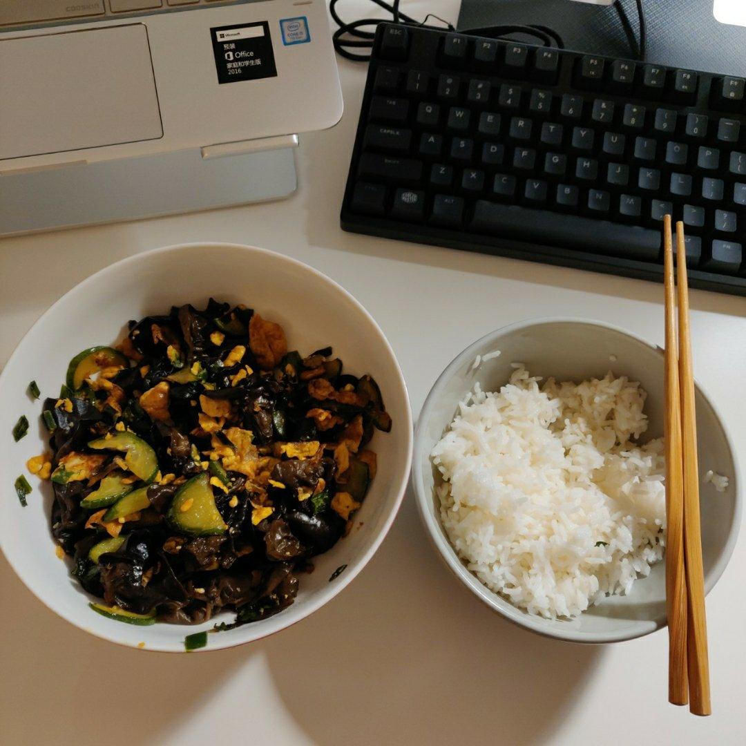黄瓜木耳炒鸡蛋