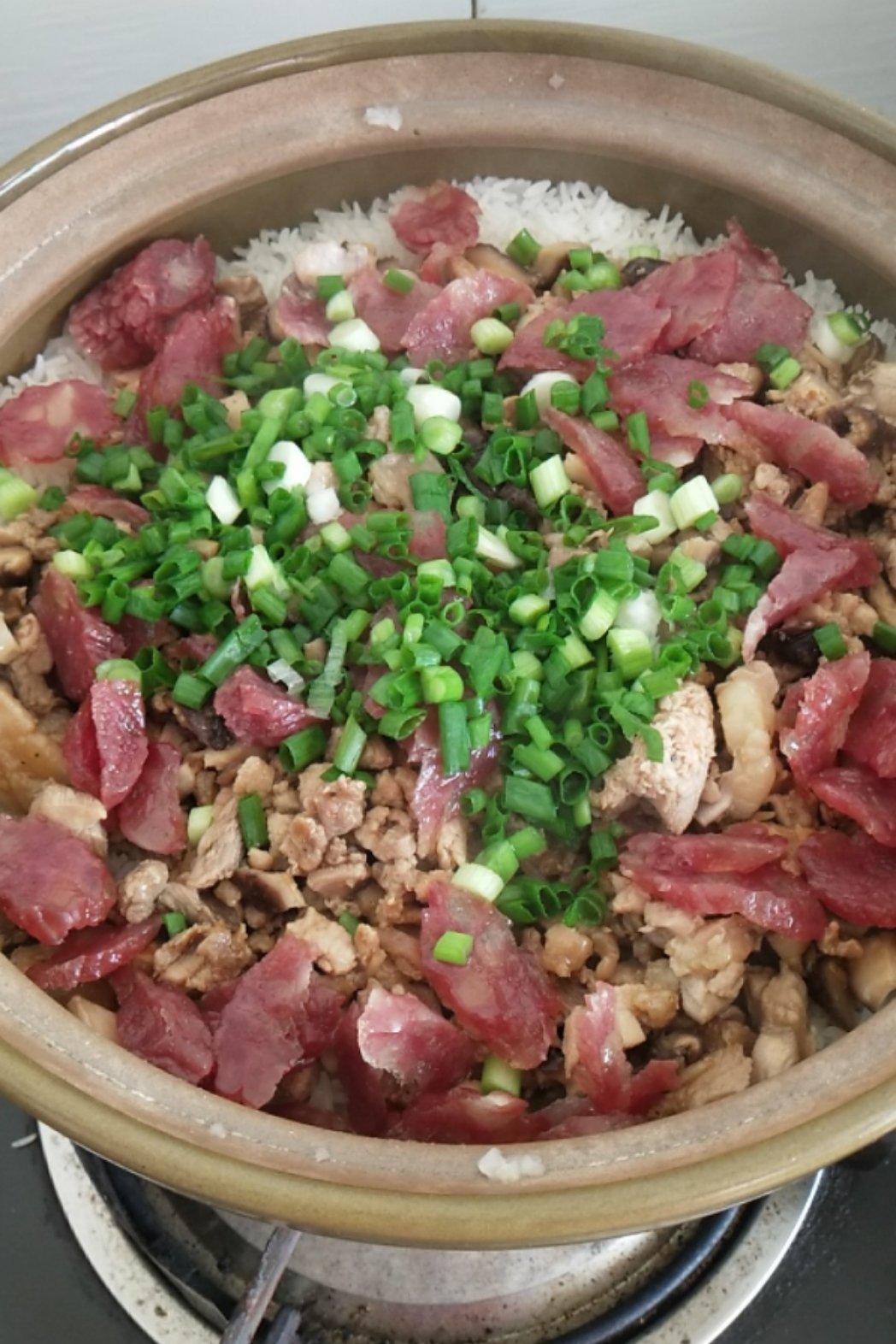 广式腊味煲仔饭