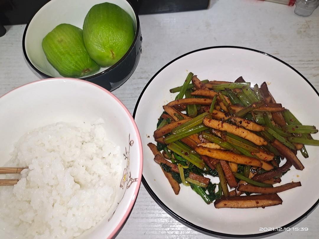 午餐晚餐简单快手下饭菜芹菜炒香干