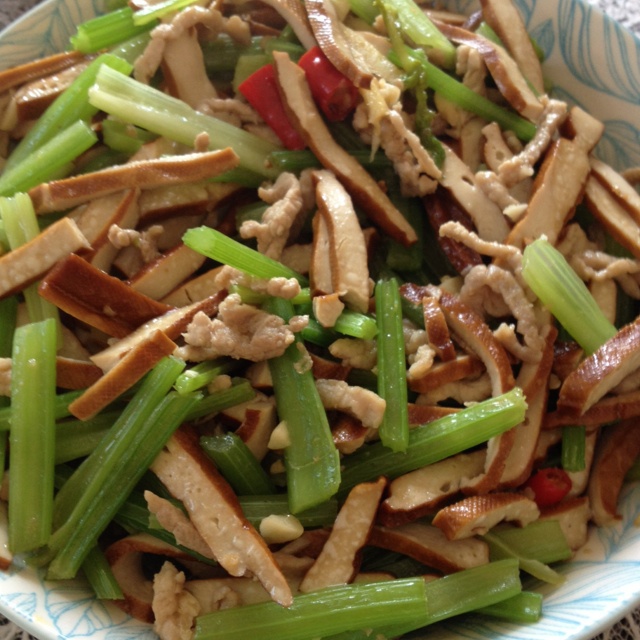 芹菜香干炒肉丝