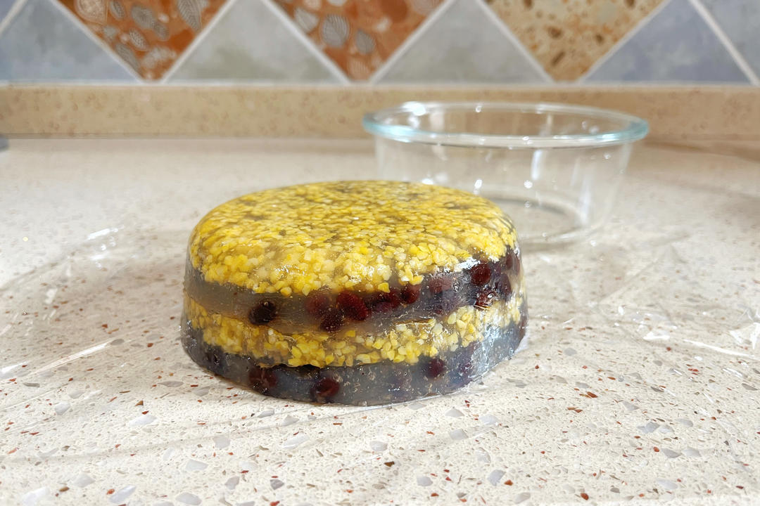 小米加点红豆做成杂粮糕，软糯爽滑，多吃杂粮身体好