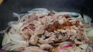 鲜香洋葱炒羊肉片（超简单 厨房小白也可以做的好吃 重在火候变化和发挥每一种食材的味道）的做法 步骤8