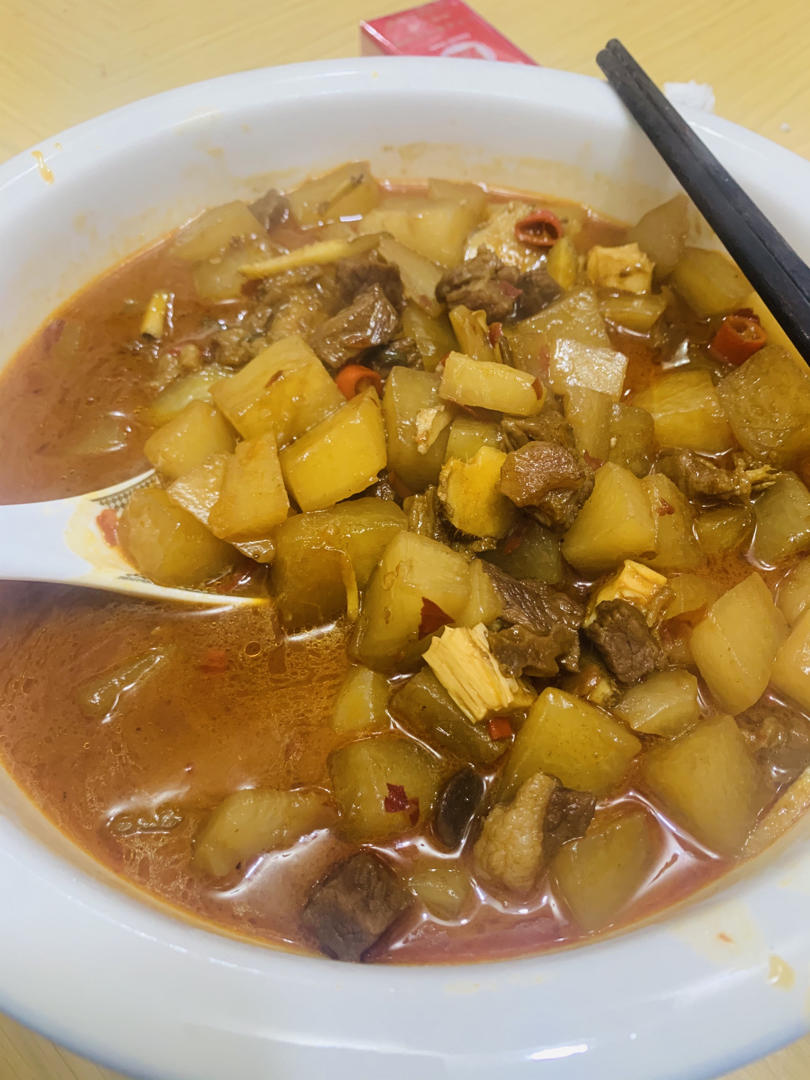🌶香辣🌶🍲白萝卜炖牛腩🐂（白萝卜吸饱了牛腩的香味，比肉还好吃😋😋😋）