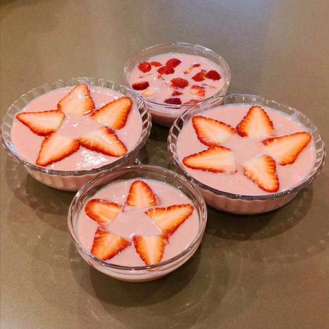 简单好吃的草莓冰激凌的做法