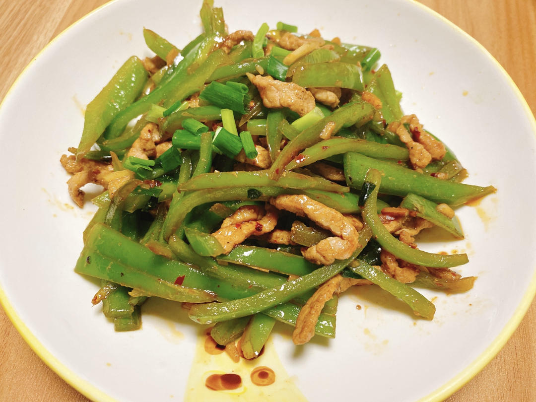 小小厨异做的家常菜青椒炒肉