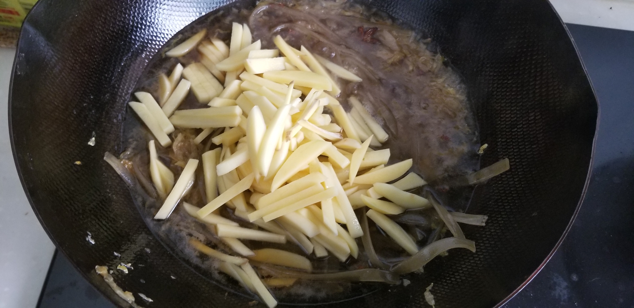 酸菜土豆炖粉条的做法 步骤3