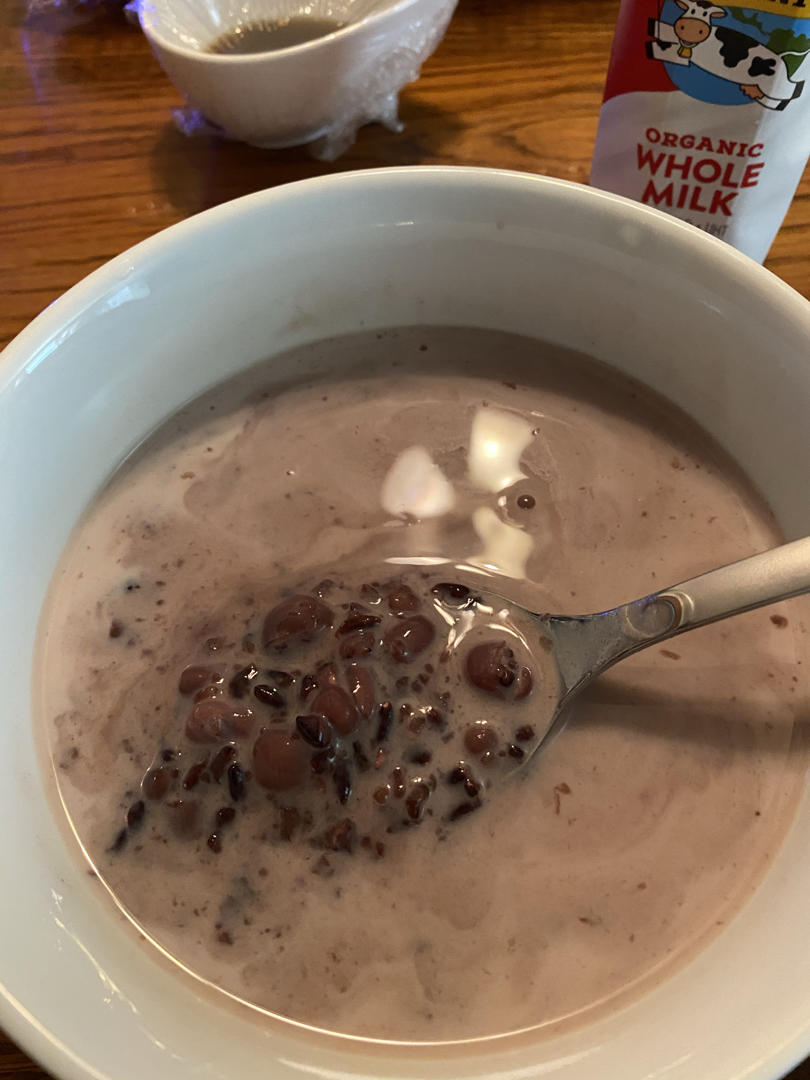红豆黑米牛奶粥