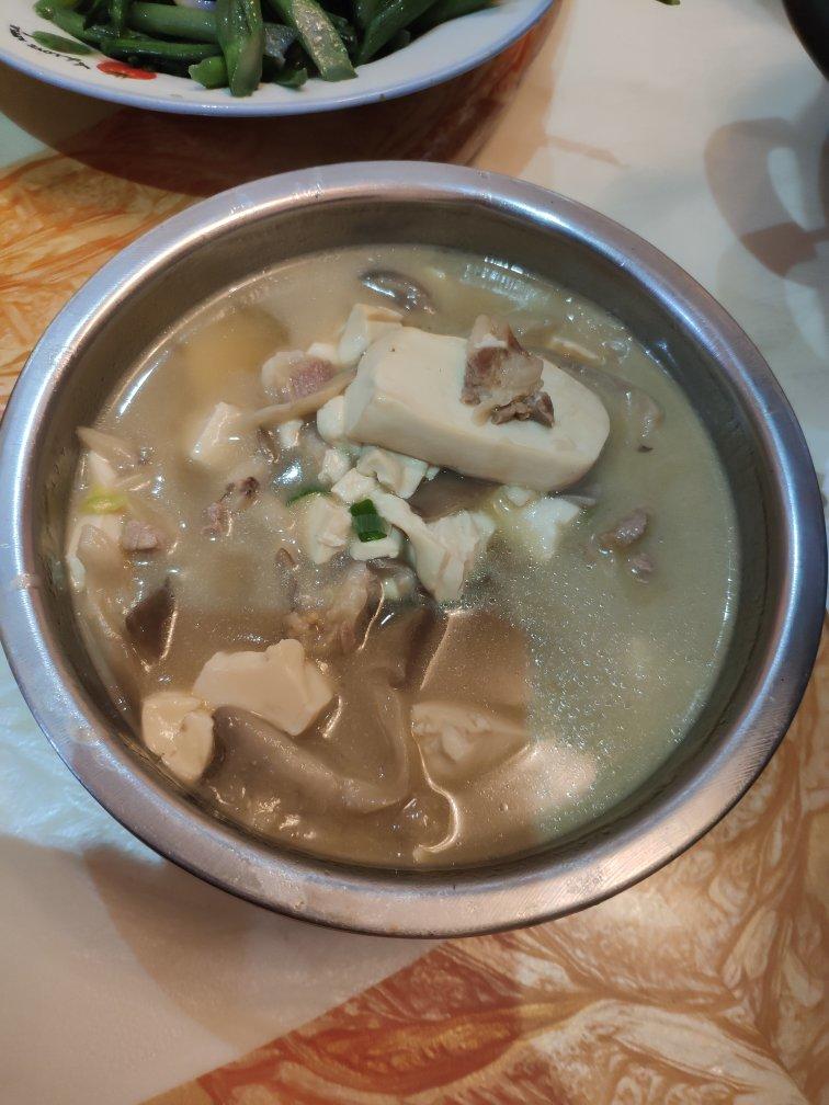 平菇豆腐肉片汤