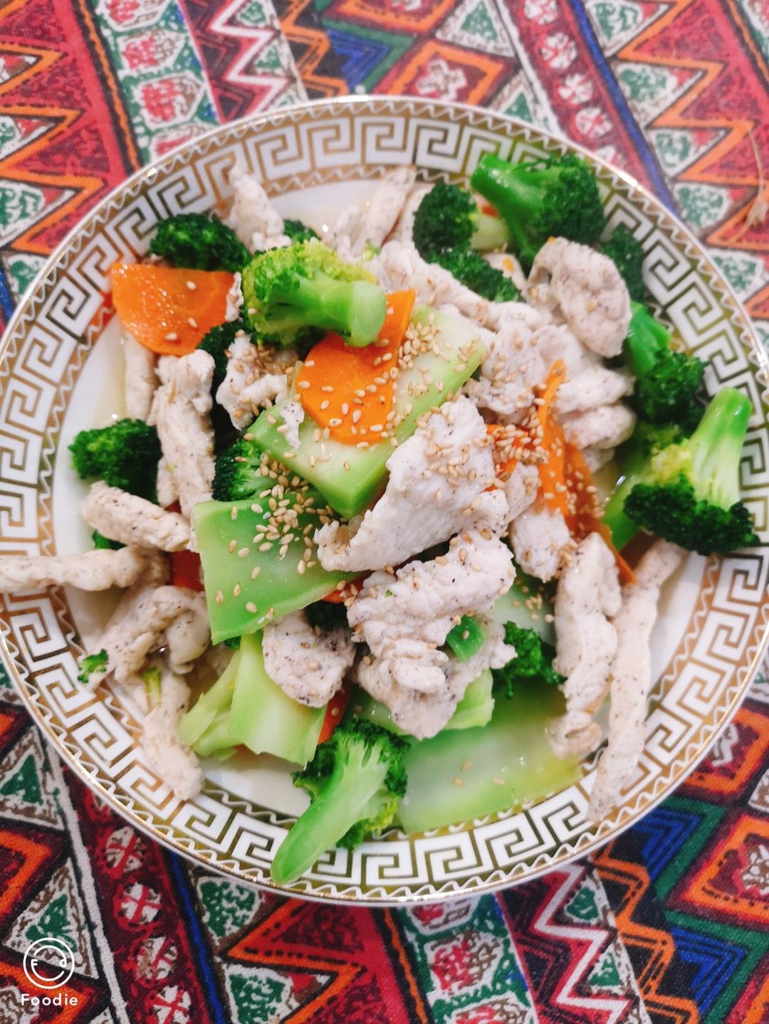 西蓝花炒鸡胸肉（最近爱上减脂餐）