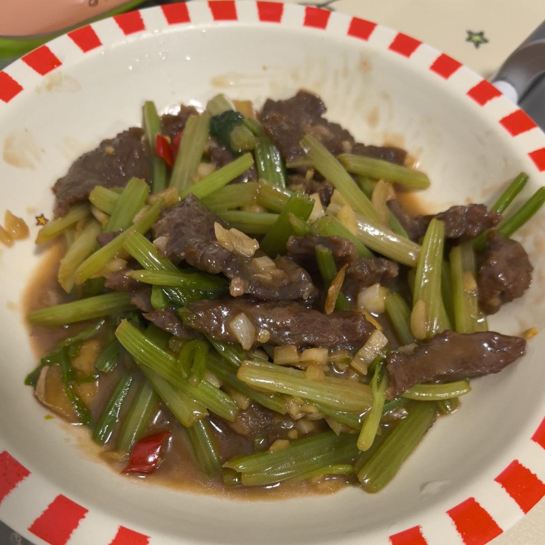 好吃到邻居敲门蹭饭的芹菜炒牛肉！