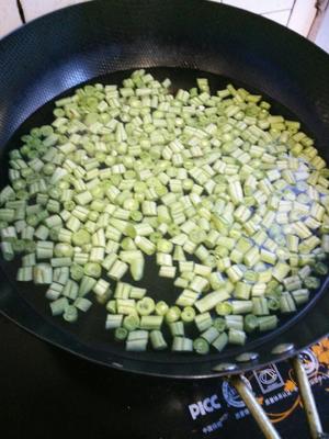 肉沫芸豆橄榄菜的做法 步骤1