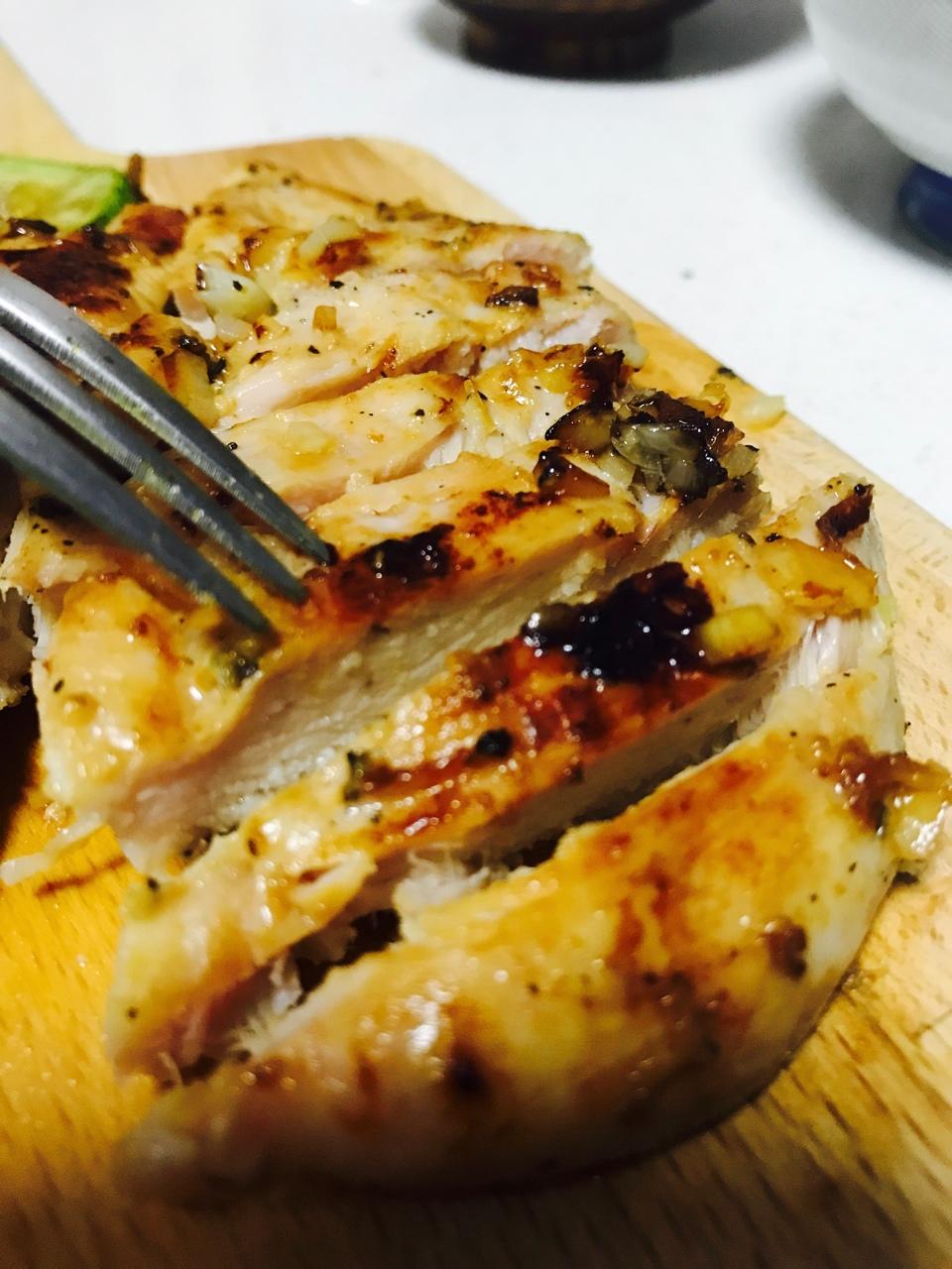 酷炫屌炸天好吃的煎鸡胸肉（香蒜蜂蜜煎鸡胸肉）