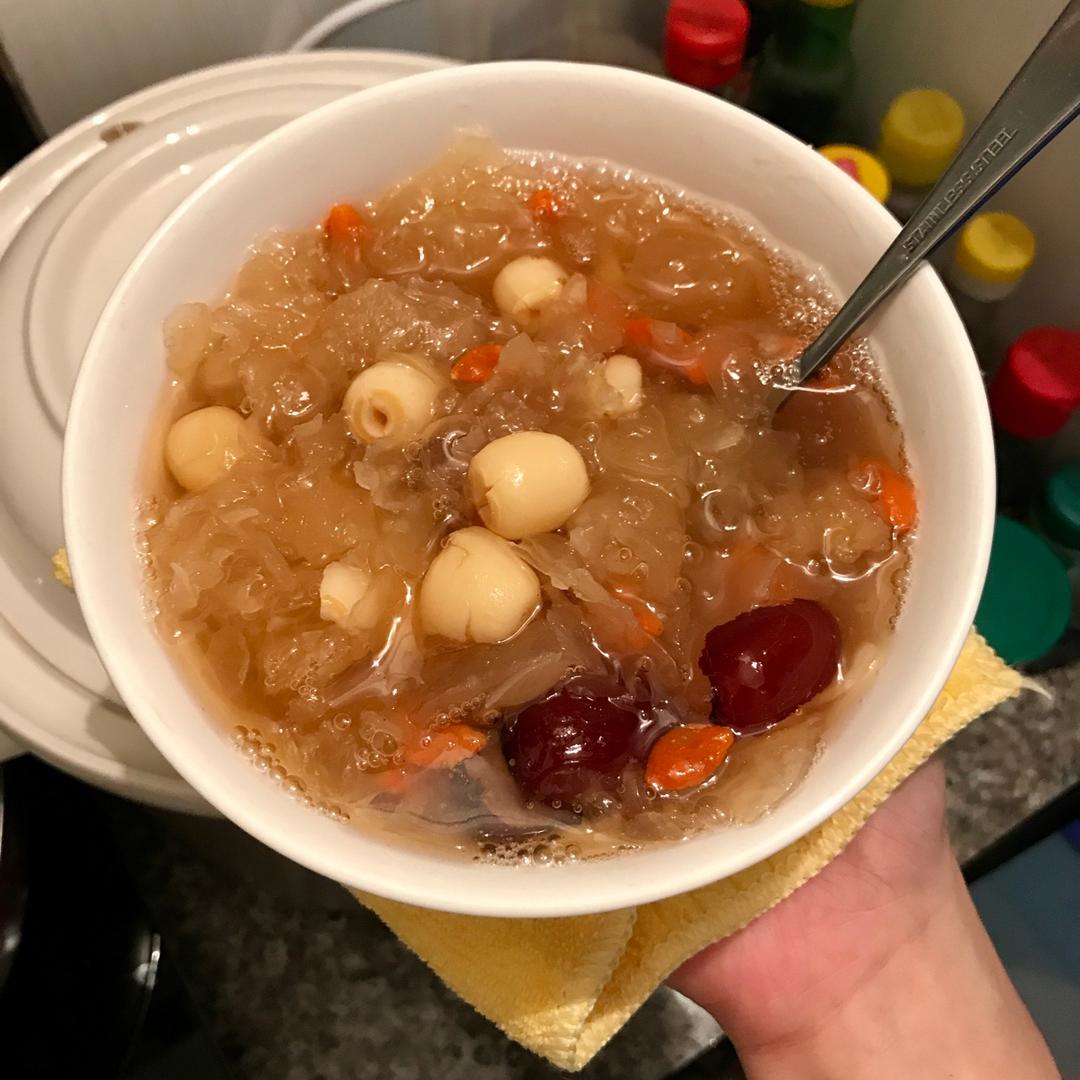桂圆红枣银耳莲子羹