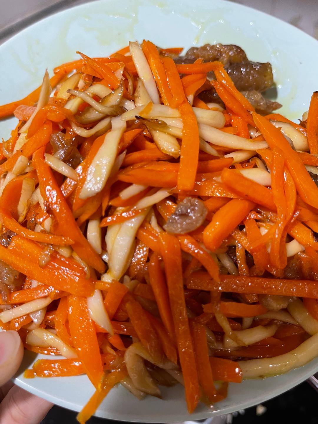 宝宝爱吃的油渣炒胡萝卜杏鲍菇丝