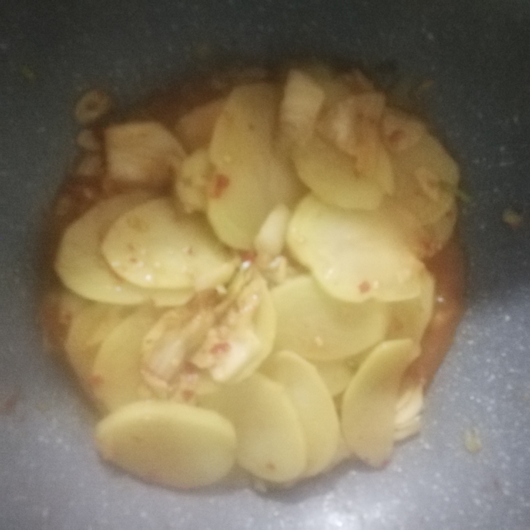 辣白菜炒土豆片的做法 步骤4