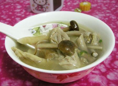 鸭件茶树菇汤的做法