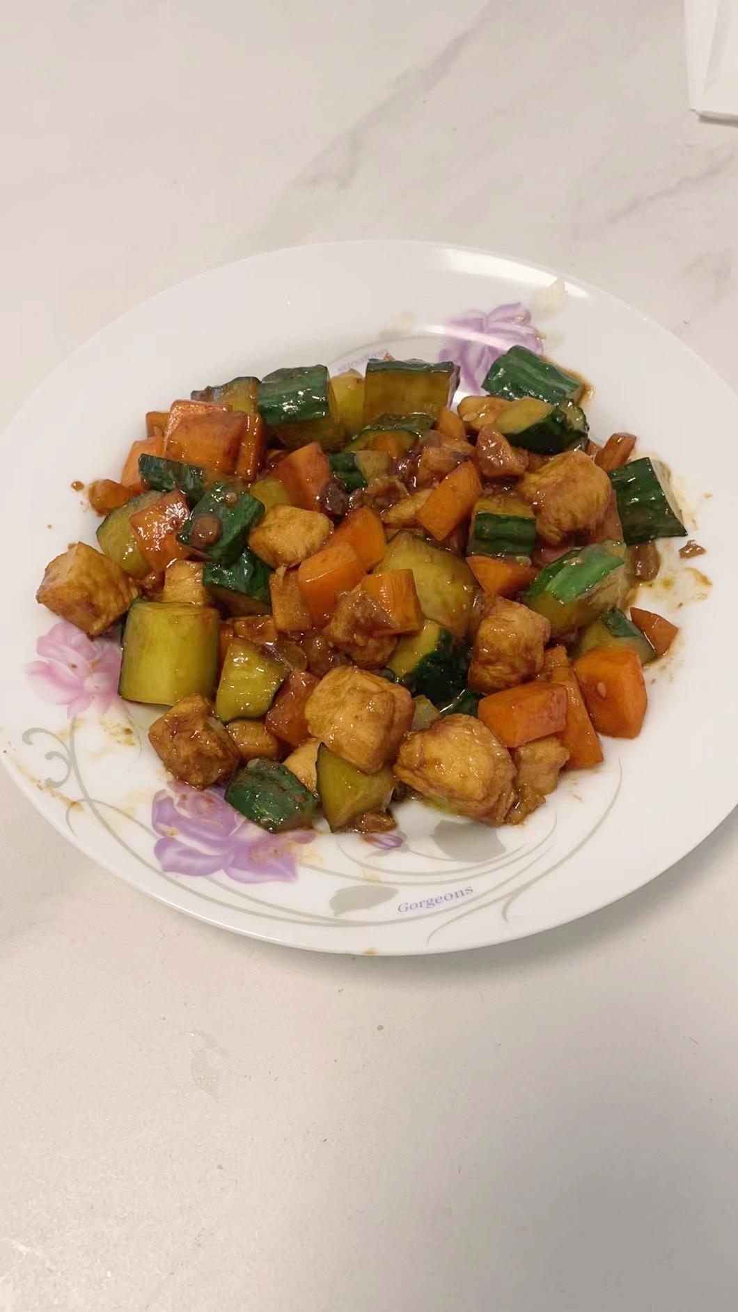 黄瓜胡萝卜鸡块（宫保鸡丁，营养又美味）