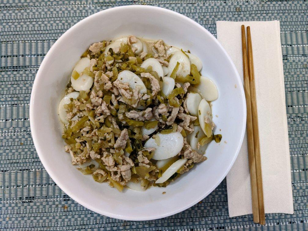酸菜肉丝炒年糕